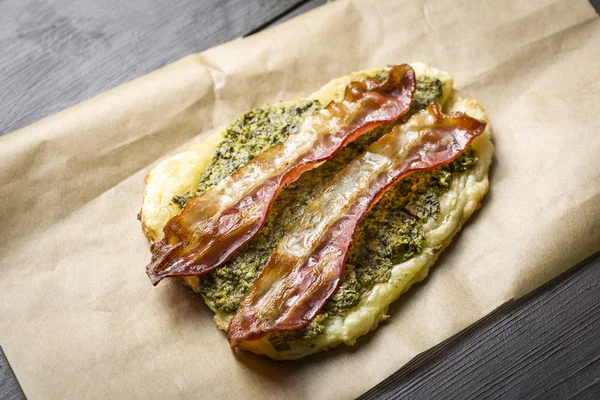 ベーコンとほうれん草のパイ生地でサンドイッチ — ストック写真