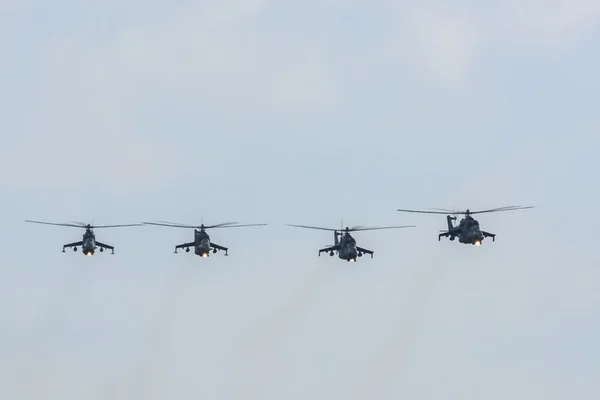 Grupo de helicópteros militares Mi-24 (Hind) en el cielo — Foto de Stock