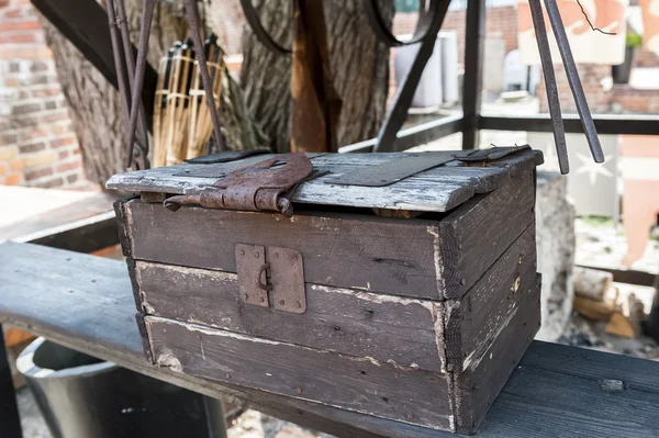 Starý dřevěný box na nářadí — Stock fotografie