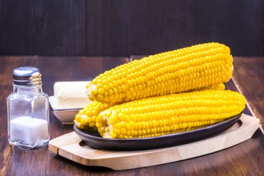 Tatlı Mısır, tereyağı ve tuz