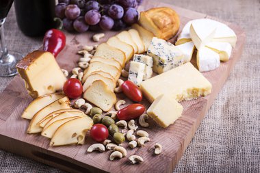 Peynir tabağı ve şarap. Hafif bir atıştırmalık.