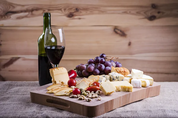 Peynir tabağı ve şarap. Hafif bir atıştırmalık.