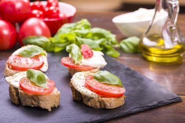 Mozzarella peyniri ve domates