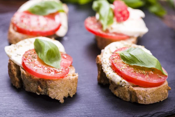 Mozzarella cheese and tomatoes — Stock Photo, Image