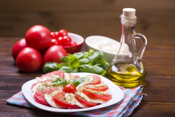Mozzarella kaas en tomaten — Stockfoto