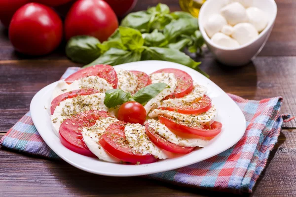 Mozzarella peyniri ve domates — Stok fotoğraf