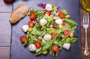 mozzarella ve domatesli salata