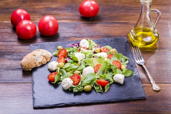 Mozzarella ve domatesli salata — Stok fotoğraf