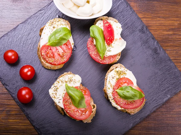 Mozzarella und Tomaten — Stockfoto