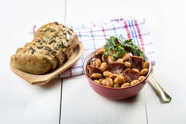 Gebackene Bohnen mit Chorizo-Wurst — Stockfoto