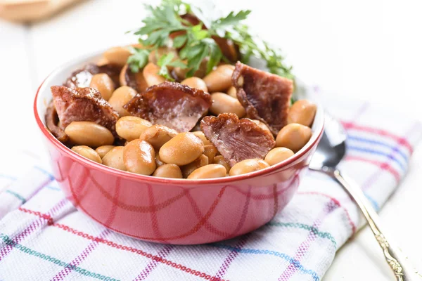 Gebackene Bohnen mit Chorizo-Wurst — Stockfoto