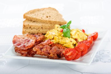 sahanda yumurta ve domuz pastırması