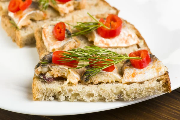 Sándwiches con arenque, pimiento rojo y eneldo — Foto de Stock