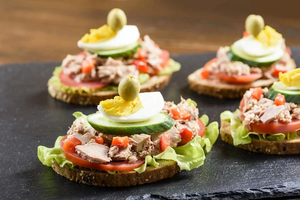 Sandwich with tuna and tomato — Stock Photo, Image