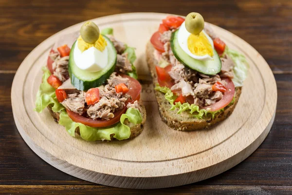 Sandwich with tuna and tomato — Stock Photo, Image