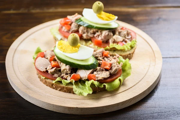 Sandwich with tuna and tomato — Stock Photo, Image