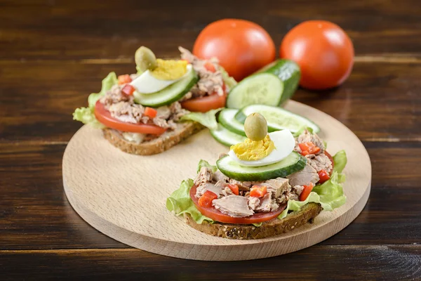 Sandwich with tuna and tomato — Stock Photo, Image