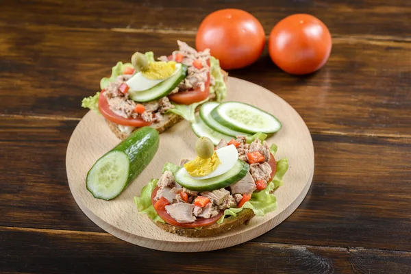 Sandwich with tuna and tomato — Stock Photo, Image