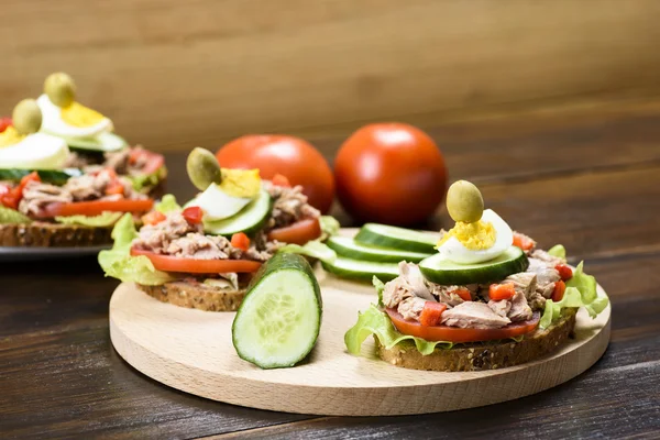 Sandwich with tuna and tomato — Stock Photo, Image