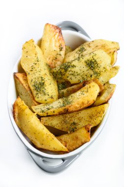 Fırında haşlanmış patatesler taze otlarla serpilmiş.