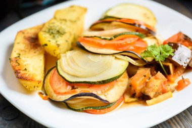 Ratatouille - vejetaryenler için bir yemek - fırında patates ile servis edilir.