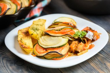 Ratatouille - vejetaryenler için bir yemek - fırında patates ile servis edilir.