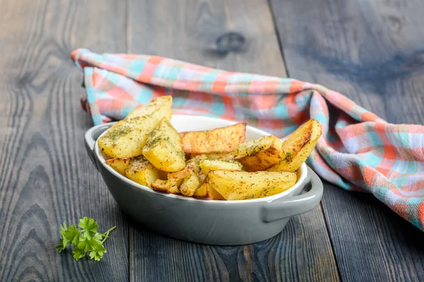 Gehackte Ofenkartoffeln Mit Frischen Kräutern Bestreut — Stockfoto