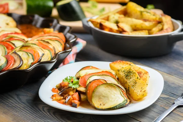 Ratatouille Een Gerecht Voor Vegetariërs Geserveerd Met Gebakken Aardappelen — Stockfoto