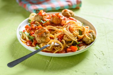 Domates soslu makarna ve pişmiş köfte.