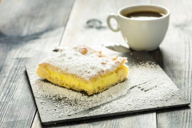 pudra şekerli puding serpiştirilmiş kek.