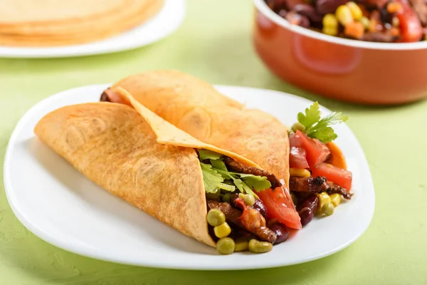 Tacos Deliziose Tortillas Con Carne Verdure Servite Con Salsa Piccante — Foto Stock