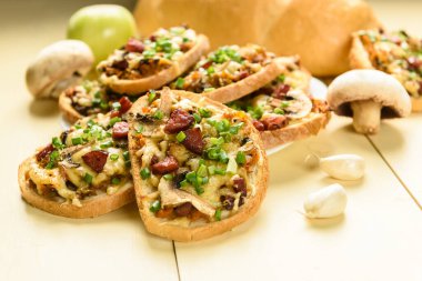 Sosisli ve mantarlı fırında sandviç.