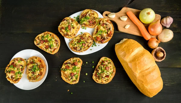 Sándwiches Horneados Con Salchichas Champiñones —  Fotos de Stock