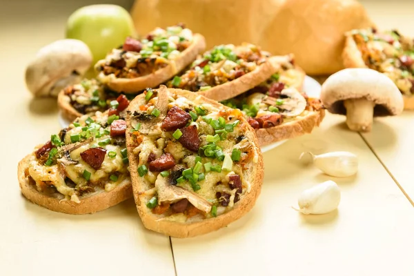 Sándwiches Horneados Con Salchichas Champiñones — Foto de Stock