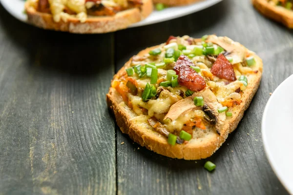 Gebackene Sandwiches Mit Wurst Und Pilzen — Stockfoto