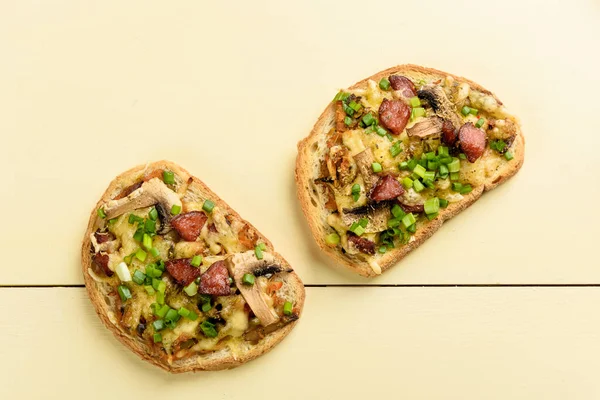 带有香肠和蘑菇的烤三明治 — 图库照片