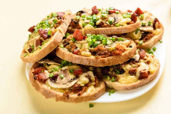 Бутерброды Сосисками Грибами — стоковое фото