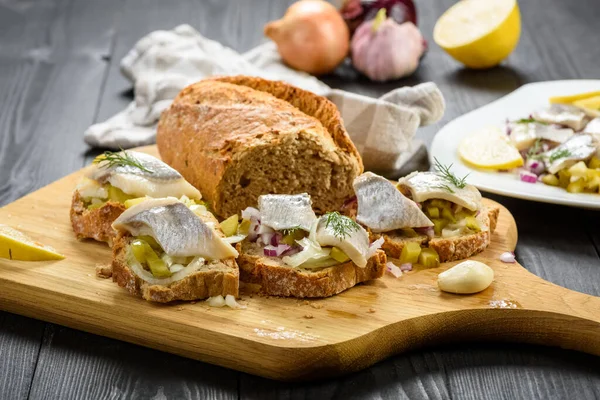 Aperitivo Saboroso Sanduíches Com Arenque Cebola Pepino — Fotografia de Stock