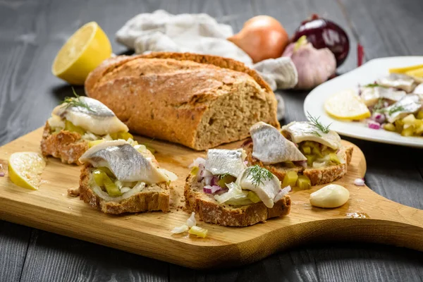 Leckere Vorspeise Sandwiches Mit Hering Zwiebeln Und Gurken — Stockfoto