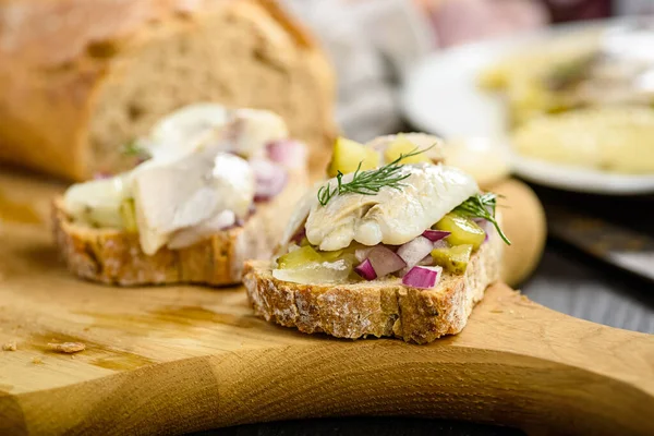 Aperitivo Saboroso Sanduíches Com Arenque Cebola Pepino — Fotografia de Stock