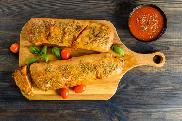 Pizza Stromboli Een Houten Achtergrond — Stockfoto