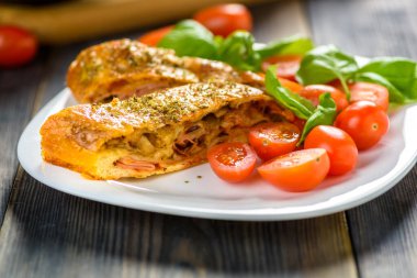 Tahta arka planda pizza stromboli 'si