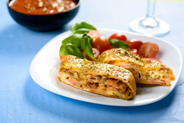 Pizza Stromboli Auf Einem Hölzernen Hintergrund — Stockfoto