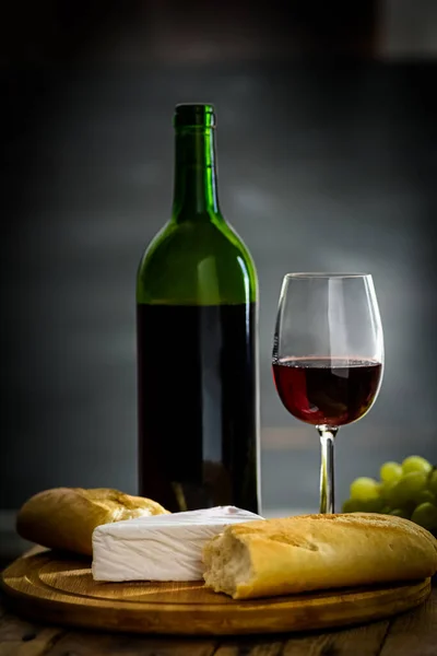 Pequeño Aperitivo Baguette Queso Vino Interior Una Bodega Antigua —  Fotos de Stock