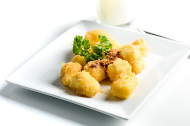 Ekmek kırıntıları ve tereyağlı tembel hamur tatlısı. Geleneksel Polonya mutfağı.