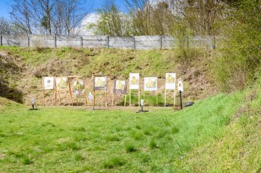 Atış poligonunda hedeflere kurşun tuzağı olarak toprak seti kullanılıyor.