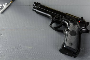 Silahı temizlemek ASG oyunlarının önemli bir parçasıdır. Çalışan bir silah başarılı bir oyunun bir unsurudur. Tahta bir masada parçalanmış tabanca..