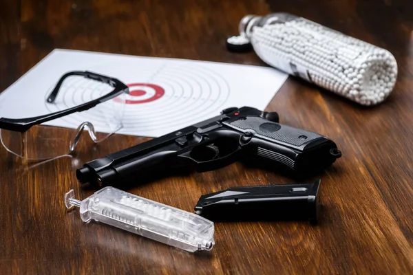 Replika Pistoletu Tarcza Okulary Speedloader Plastikowe Kulki Przygotowanie Gry Broń — Zdjęcie stockowe