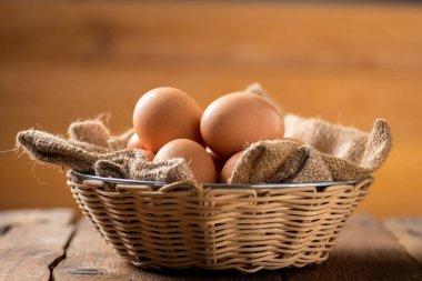 Tarım turizminde tahta bir masada sepetteki yumurtalar.