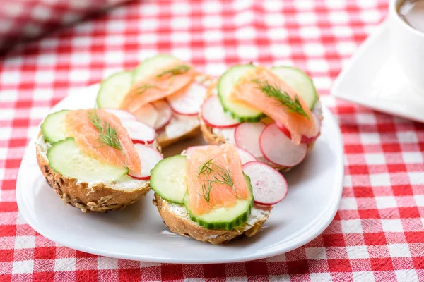 Tasty Breakfast Small Sandwiches Salmon Vegetables — Stock Photo, Image